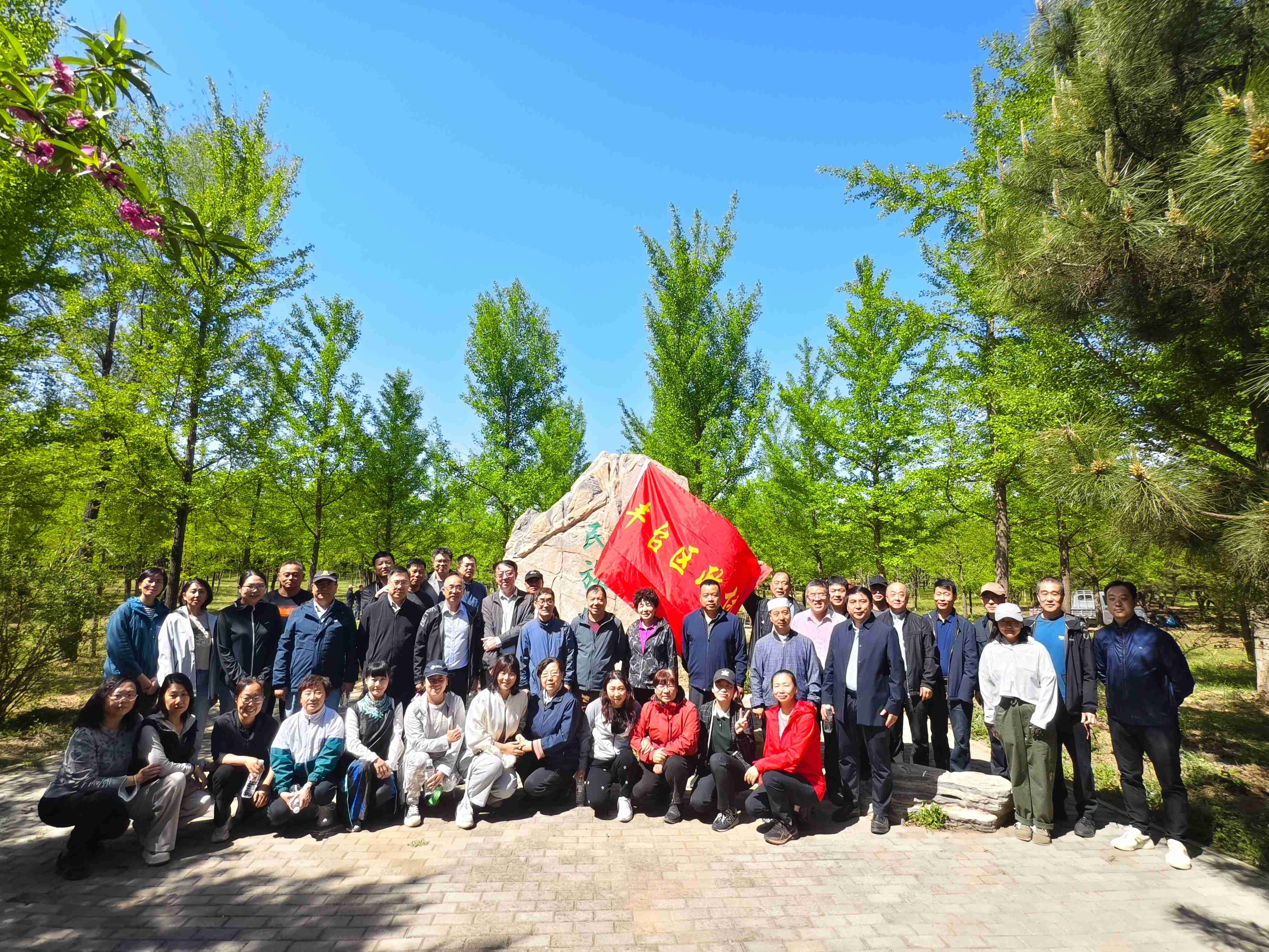 加强民族团结  携手共建政协民族团结林 